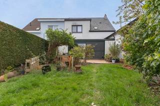 Immo Pické biedt U deze rustig en gunstig gelegen woning aan, nabij diverse winkels, openbaar vervoer en een belangrijke verbindingswegen. Deze...