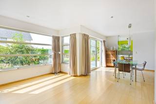 Deze lichtrijke woning in Eppegem werd gebouwd in 2006 en is doorheen de jaren met bijzonder veel zorg en liefde onderhouden. Dankzij de rustige maar centrale ligging geniet je van een uitstekende bereikbaarheid, met het openbaar vervoer en de E19 Brussel–Antwerpen vlakbij. Winkels, lokale handelaars en scholen bevinden zich bovendien op wandelafstand.<br /><br />
<p>Bij het betreden van de woning word je verwelkomd in een ruime inkomhal. De aangename leefruimte vormt het hart van de woning en biedt dankzij de grote lichtinval een bijzonder ruimtelijk gevoel. De gashaard zorgt er bovendien voor extra sfeer en gezelligheid.</p>
<p>Aansluitend bevindt zich de volledig geïnstalleerde keuken, met voldoende ruimte voor een gezellige ontbijthoek.</p>
<p>Op het gelijkvloers bevindt zich eveneens een slaapkamer die ook perfect dienst kan doen als bureauruimte. Deze beschikt over een aparte doucheruimte en toilet, wat de woning bijzonder praktisch maakt voor wie gelijkvloers wil wonen.</p>
<p>Op de eerste verdieping bevinden zich twee ruime slaapkamers, een badkamer met ligbad, enkele lavabo en toilet, en een praktische bergruimte.</p>
<p>De zolderverdieping van ca. 35 m² biedt nog tal van mogelijkheden. Mits inrichting kan deze ruimte perfect worden omgevormd tot een extra slaapkamer, hobbyruimte of polyvalente kamer.</p>
<p>De woning beschikt verder over een inpandige garage met aansluitende wasplaats.</p>
<p>Buiten is het heerlijk vertoeven op het ruime terras tijdens de zomermaanden. De aangename tuin biedt bovendien alle mogelijkheden om verder naar eigen smaak en wensen in te richten.</p>
<p><strong>Troeven op een rij:</strong></p>
<p>- Rustige én centrale ligging<br />- Uitstekende bereikbaarheid<br />- 3 slaapkamers<br />- Zolderruimte van ca. 35 m² met uitbreidingsmogelijkheden<br />- Inpandige garage met wasplaats<br />- Zonnepanelen<br />- Vloerverwarming op het gelijkvloers<br />- Regenwaterput aangesloten op de toiletten<br />- EPC-label B<br />- Elektrische installatie conform</p>
<p>Benieuwd naar deze goed onderhouden woning met tal van mogelijkheden? Neem dan zeker contact met ons op voor meer informatie of een bezoek <strong>015 68 26 08</strong> of <strong>info@imperiavastgoed.be</strong></p>