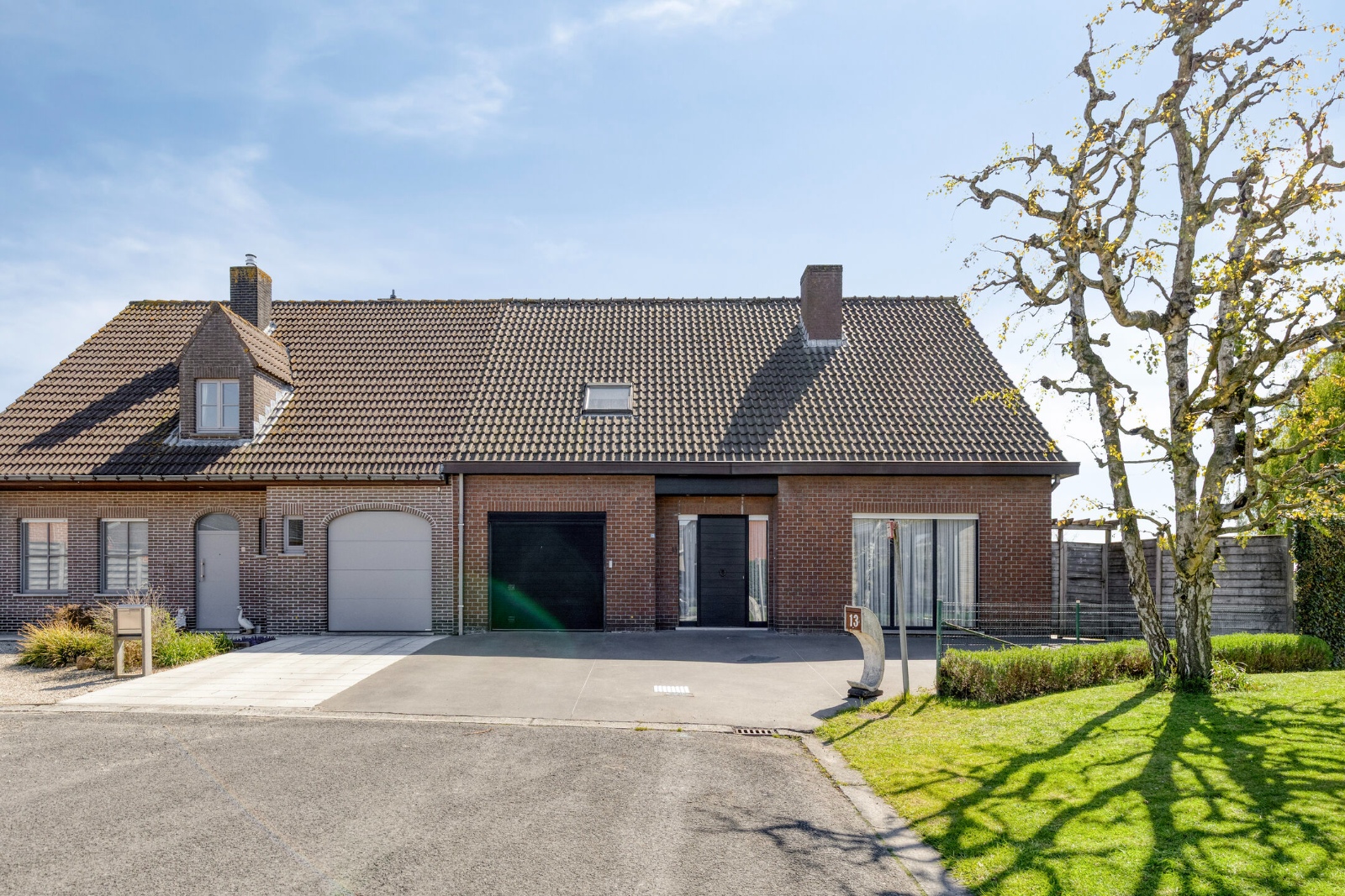 Zeer ruime halfopen woning met zonnige tuin in rustige woonwijk te Staden - foto 1
