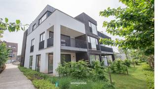 Dit modern en recent appartement ligt op een rustige locatie in het centrum van Deerlijk.<br />Indeling van het appartement: inkomhal met gastentoilet, woonkamer met open keuken (uitgerust met alle toestellen), twee slaapkamers en badkamer.<br /><br />Het appartement beschikt over een ruim en overdekt terras.<br />Ondergrondse autostaanplaats inclusief de huurprijs.<br /><br />Beschikbaarheid: 15/10/2026.<br />Syndickosten (forfait): €75/maand. <br /><br />Voor meer info of een bezoek: lisa@immoroba.be