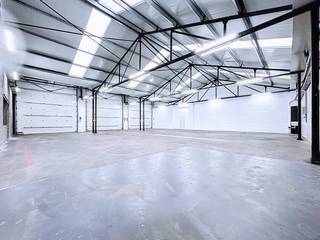 The approximately 325 m² warehouse is equipped with three large electric sectional doors (5 m wide x 4.3 m high), ideal for loading/unloading...