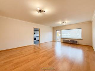 LICHTRIJK APPARTEMENT met 2 terrassen en garage (optioneel) op CENTRALE LIGGING IN AVELGEM. Dit VERZORGDE EIGENDOM bevindt zich op een...