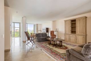 In het hart van Roeselare, met zicht op de Sint-Amandskerk en het vernieuwde De Coninckplein, vinden we dit ruim en verzorgd appartement terug...