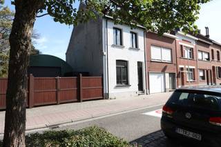 IN OPTIE Recent vernieuwde rijwoning in centrum Schoten op 194m². Vlakbij park Vordenstein, openbaar vervoer en uitvalswegen. Inkomhal, ingerichte leefkeuken doorlopend naar woonkamer met schuifpui naar tuin, badkamer met inloopdouche, dubbele lavabo in meubel en toilet. Op de verdieping: 2 slaapkamers (19/12m²). Vaste trap naar zolderverdieping met 3de slaapkamer. Momenteel verhuurd. Stedenbouwkundige informatie in aanvraag.