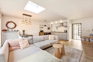 Op de Lage Kaart, een gegeerde locatie in Brasschaat, bevindt zich deze energiezuinige en instapklare rijwoning uit 2015. De ligging is ideaal...