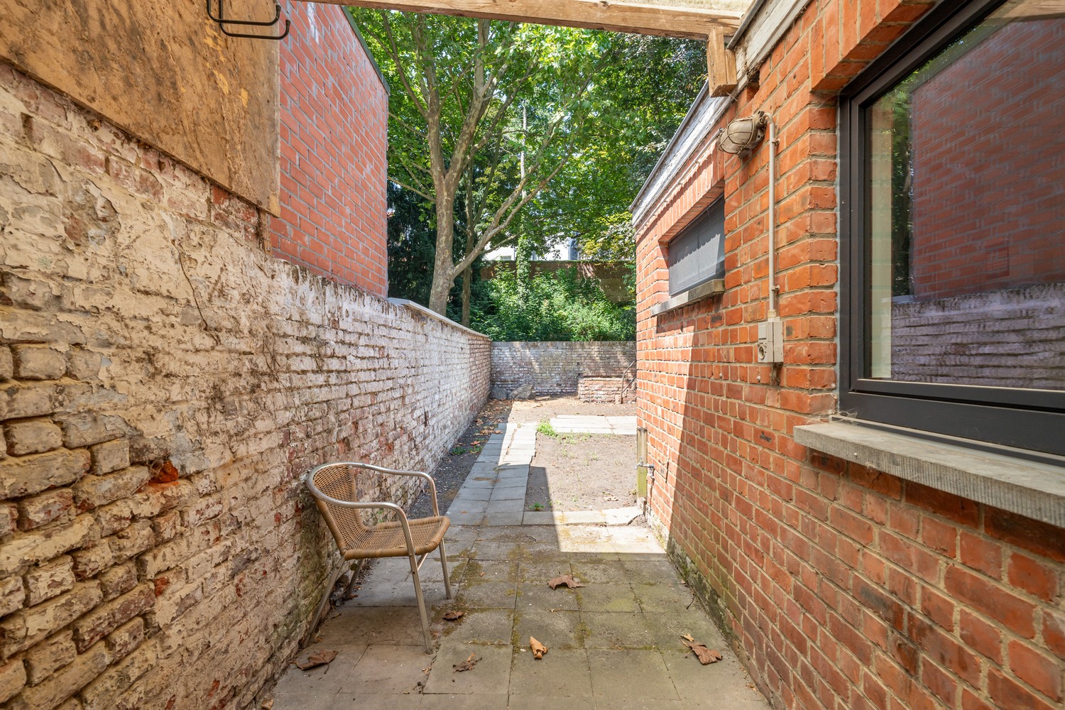 Leuke instapklare woning met 4 slaapkamers en tuin tegen het Stadspark ! - foto 5