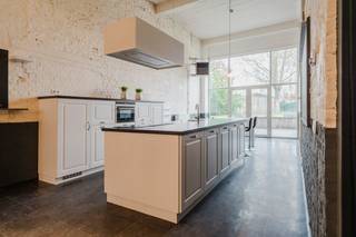 Maison loft unique avec 5 chambres et une salle polyvalente d'environ 90 m².Ce loft de caractère allie charme industriel et confort de...