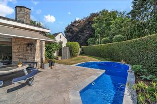 Ideally located in Rhode-Saint-Genèse, we are offering this splendid 322m2 villa on a ground surface of 869m². The house offers, on the ground floor...