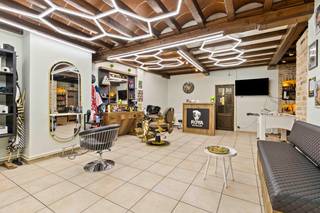 Strategische investering of wonen en werken gecombineerd.Dit veelzijdige pand (bouwjaar 1983) biedt een unieke combinatie van een...