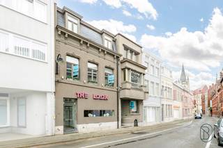 Well-located commercial property with terrace and two residences. Successful catering business with fixed value. Located near the Basilica and within walking distance of the market in Ronse. Layout: entrance hall with cloakroom, commercial space with spacious bar (dishwasher, built-in fridges, Italian coffee machine, catering cash register system), veranda with open sliding roof, sunscreen and sun awning, trendy toilet area, enclosed terrace with movable parasols, large professional kitchen with washing area, cold room, large stove, salamander, deep fryer, slicer, 2 warming cabinets, island with storage space (salad bar, fridges and fridge drawers), combi-oven, etc. Stainless steel utility room. All appliances are included! 3 large cellars (drinks, dry food and laundry room)! Fire brigade permit for 49 people. Layout of 1st residence: living room, 4 bedrooms, dressing room, bathroom and an attic! Layout of 2nd residence: on the ground floor: entrance hall, living room/office with access to a spacious dry cellar with separate access to the street, first floor: living room, bedroom and bathroom. Second floor: attic with access to the roof (possibility to create a roof terrace), bedroom. The commercial property is ready to move into, the residences need refreshing!