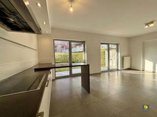 Gelijkvloers appartement met zonnige tuin in hartje berchemDit gelijkvloers appartement heeft 1 slaapkamer en is voorzien van een ruime gezellige...