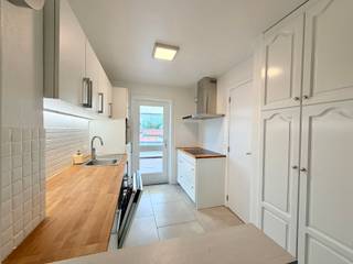 <p>Op een uitstekende ligging in <strong>De Panne</strong>, op wandelafstand van de zee, het Calmeynbos, het centrum en de winkels, bevindt zich deze <strong>volledig gerenoveerde driegevelwoning met 4 slaapkamers, zeer ruime garage, zonnige tuin, veranda en terras</strong>.</p>
<p>De woning werd grondig vernieuwd en combineert veel ruimte met hedendaags wooncomfort. Met <strong>EPC-label B, conforme elektrische installatie, nieuwe ramen met hoogrendementsbeglazing, een nieuwe cv-ketel op aardgas, vernieuwde keuken en badkamer en een volledig geïsoleerd dak</strong> is deze woning helemaal instapklaar.</p>
<p><strong>Indeling</strong></p>
<p><strong>Gelijkvloers:</strong><br />Ruime inkomhal, een <strong>zeer grote garage met plaats voor 2 wagens en tal van mogelijkheden</strong>, afzonderlijk washok, ruime berging, toilet en toegang tot de <strong>zongerichte tuin (terras)</strong>.</p>
<p><strong>Eerste verdieping:</strong><br />Lichtrijke en ruime leefruimte met <strong>open, volledig vernieuwde keuken</strong>. Aansluitend bevindt zich een mooie veranda met zonnewering die extra leefruimte en veel natuurlijk licht biedt. Vanuit de veranda is er toegang tot een aangenaam terras. Verder beschikt deze verdieping over een <strong>nieuwe badkamer</strong> en een afzonderlijk toilet.</p>
<p><strong>Tweede verdieping:</strong><br />Nachthal en <strong>3 volwaardige slaapkamers</strong>.</p>
<p><strong>Derde verdieping / zolderverdieping:</strong><br />Een <strong>zeer ruime vierde slaapkamer</strong>, ideaal als master bedroom, logeerkamer, bureau of hobbyruimte. Het dak is volledig geïsoleerd en voorzien van <strong>nieuwe VELUX-dakvensters</strong></p>