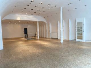 Dit pand is een van de breedste in de straat met maar liefst 14 meter gevelbreedte. Het gelijkvloers geniet van hoge plafonds en is +/-300m²...