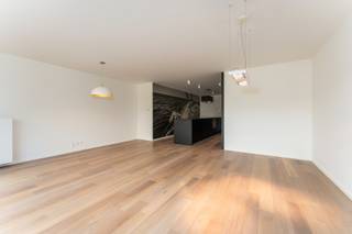 Op een toplocatie, op wandelafstand van Bredene-aan-Zee, bevindt zich dit prachtig afgewerkte gelijkvloerse appartement. Hier geniet u van de perfecte combinatie van rust en bereikbaarheid, met winkels, gezellige horecazaken, de zee én de uitgestrekte duinen binnen handbereik.<br />Een absolute troef is het ruime voorterras, waar u in alle rust kunt genieten van een weids, open zicht op de duinen. Dit unieke uitzicht zorgt elke dag opnieuw voor een heerlijk vakantiegevoel.<br /><br />Dankzij de ligging op het gelijkvloers is het appartement bijzonder vlot toegankelijk. Bovendien werd het met veel zorg afgewerkt, waarbij gekozen werd voor kwalitatieve materialen, een stijlvolle uitstraling en talrijke praktische inbouwkasten.<br /><br />De lichtrijke leefruimte vormt het hart van de woning. De grote raampartijen zorgen voor een aangename lichtinval en creëren een ruimtelijk gevoel. Hier vindt u voldoende plaats voor een gezellige zithoek en een ruime eetplaats, met directe toegang tot het zonnige voorterras en het prachtige uitzicht op de duinen.<br /><br />De open keuken sluit naadloos aan op de leefruimte en is volledig uitgerust met kwalitatieve toestellen en veel kastruimte, ideaal voor wie comfort en functionaliteit weet te waarderen.<br /><br />De moderne badkamer beschikt over een stijlvolle inloopdouche en een lavabo.<br /><br />Achteraan bevinden zich twee volwaardige slaapkamers, beide met toegang tot een tweede, rustig gelegen terras. Dankzij de terrassen aan zowel de voor- als achterzijde kunt u op elk moment van de dag genieten van zon of schaduw, volledig naar wens.<br /><br />Verder beschikt het appartement over een praktische berging met aansluiting voor wasmachine en droogkast.<br /><br />Als extra is er de mogelijkheid om een garagebox aan te kopen voor € 32.000. Daarnaast zijn er een gemeenschappelijke fietsenberging en afvalberging aanwezig.<br /><br />Kortom, een instapklaar appartement op een uitstekende ligging, met een hoogwaardige afwerking, twee zonnige terrassen én een open zicht op de duinen.