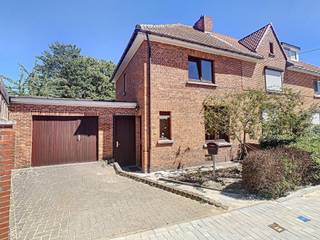 Welkom in Leuven! In de rustige Voorzorgstraat vinden we deze woning met twee slaapkamers en tuin terug. De woning wordt momenteel nog opgefrist,...
