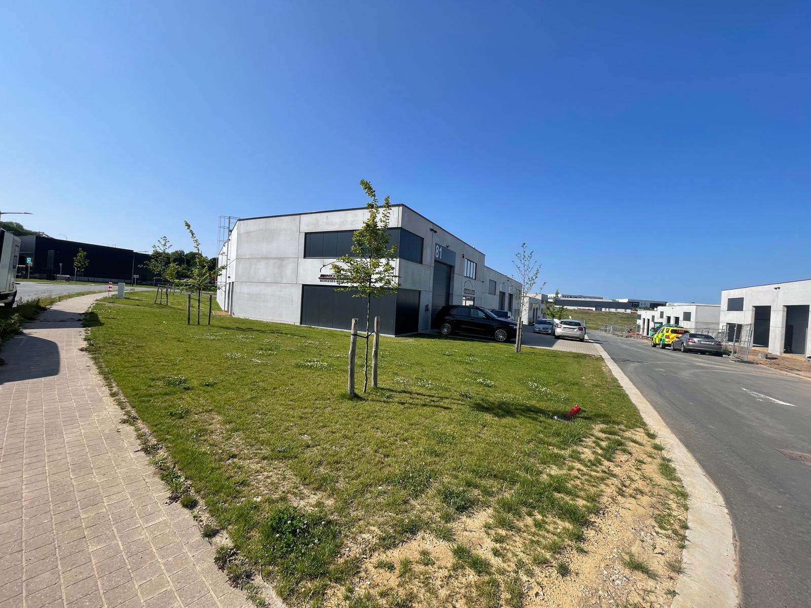 Unité PME 325 m² | Conditions exceptionnelles - photo 4