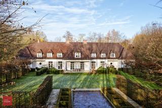 Deze stijlvolle villa uit 1992 biedt maar liefst 640 m² bewoonbare oppervlakte op een prachtig, groen perceel van 3.948 m². De woning werd steeds...