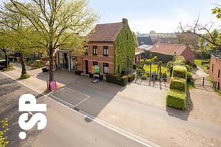 Mooi herenhuis met ruimte voor zelfstandige activiteit op centrale locatie.<br /><br />Indeling gelijkvloers: inkomhall, woonkamer, keuken met eetplaats, wasplaats, badkamer (dubbele lavabo - ligbad) en apart toilet. Voorts is er op het gelijkvloers een handelsruimte (momenteel in gebruik als kledingwinkel) bestaande uit een winkelruimte, apart toilet, kitchenette en inpandige garage (automatische poort).<br />Indeling 1e verdieping: nachthall, 3 slaapkamers en dressing.<br /><br />Deze woning met karakteristieke elementen is in goede staat van onderhoud. De handelsruimte is geschikt voor vele activiteiten (winkel, kantoor, vrij beroep, horeca, ..). Ook is er voldoende parkeergelegenheid.<br /><br />Achteraan de woning is er een mooie aangelegde en zonovergoten tuin met voldoende privacy.<br /><br />Centrale locatie met zeer vlotte verbinding naar E34.<br /><br />EPC: 709 kWh / m².<br /><br />Nog vragen? Contacteer Immo SP op het nummer 014/59.10.20 of via info@immosp.be.