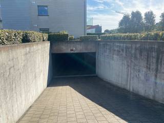 <ul>
	<li>Automatische hoofdpoort met afstandsbediening</li>
	<li>Op wandelafstand van de Zeedijk </li>
	<li>Afmetingen: hoogte 1,90m - breedte 2,60m - diepte 5,50m </li>
	<li>Op de -1 verdieping  </li>
	<li>Opgelet, geen licht of electriciteit</li>
	<li>Beschikbaar vanaf 15/12/2025 - bezoek op afspraak! </li>
	<li>Wordt verhuurd op jaarbasis, huurprijs te betalen per jaar = 1895,00€  + 50,00 € waarborg</li>
</ul>