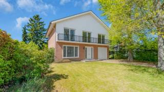 **BOEK JE BEZOEK ONLINE IN VIA WWW.IMMO3000.BE**<br />Immo3000 heeft weeral een mooie woning te koop in Linden, vlakbij Leuven.  Deze keer een ruime villa met momenteel 4 grote slaapkamers, die mits wat werk op de tweede verdieping kan uitgebreid worden met nog eens 2 extra slaapkamers en een douchekamer.<br /><br />Indeling : royale inkom met gastentoilet, grote living en eetplaats, grote keuken , allen met zicht op de grote tuin, die op haar beurt uitkijkt op het Rood Kasteel van Linden.  Annex een grote garage, maar uiteraard ook parkeergelegenheid op je eigen oprit.  Op te frissen maar ruime kelder.<br /><br />Eerste verdiep : 4 grote slaapkamers en een op te frissen badkamer.<br />Tweede verdiep : zeer grote zolder, die je gemakkelijk kan afwerken met nog eens 2 grote slaapkamers en een extra badkamer.  De woning is onderkelderd.<br /><br />Linden ligt op slechts 5 km fietsafstand van Leuven (station) en heeft zelf scholen en winkels en een ruim aanbod aan ontspanningsmogelijkheden zoals wandelen/fietsen/mountainbiken in Linden bos of langs Wijnkasteel Vandeurzen.<br /><br />Interesse ? Boek dan snel je bezoek via 016 60 3000 of info@immo3000.be, eerst is eerst, de prijs is vast.