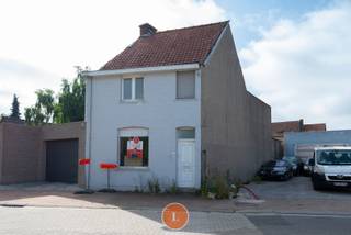 Gelegen in Wevelgem bieden wij u deze woning aan die een totaalrenovatie vereist –<br />ideaal voor wie op zoek is naar een <strong>renovatieproject </strong>met potentieel.<br /><br />De indeling is als volgt: een leefruimte met aansluitend een keuken en badkamer. Achteraan vind je een terras en een tuin, die mits opfrissing omgevormd kunnen worden tot een aangename buitenruimte.<br /><br />Op de eerste verdieping bevinden zich <strong>2 slaapkamers</strong>.<br /><br />Geïnteresseerd in dit renovatieproject?<br />