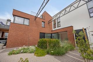 <p><strong>Energiezuinige BEN nieuwbouw Loftwoning met garage, tuin en 3 slaapkamers nabij de Leie in Kortrijk</strong></p>
<p>Ontdek deze kwalitatief afgewerkte <strong>nieuwbouwwoning</strong> op een uitstekende locatie, op wandelafstand van de <strong>Leie</strong> en nabij het centrum van <strong>Kortrijk</strong>. Dankzij de energiezuinige technieken en doordachte indeling is dit de ideale gezinswoning of een interessante investering. Bovendien is aankoop aan <strong>6% btw</strong> mogelijk, mits voldaan aan de geldende voorwaarden.</p>
<p>De woning bevindt zich momenteel in de ruwbouwfase, waardoor u nog de mogelijkheid heeft om de afwerkingsmaterialen volledig naar eigen smaak te kiezen.</p>
<p><strong>Indeling en troeven:</strong></p>
<ul>
<li>3 volwaardige slaapkamers</li>
<li>Ruime leefruimte met veel lichtinval</li>
<li>Praktische berging</li>
<li>Garage</li>
<li>Terras en privatieve tuin</li>
<li>Vloerverwarming in combinatie met een warmtepomp</li>
<li>Zonnepanelen</li>
<li>Energiezuinige en toekomstgerichte nieuwbouw</li>
<li>* BEN woning</li>
</ul>
<p><br />Interesse in deze nieuwbouw Loftwoning?<br />Contacteer Dominique Baes vandaag nog voor meer informatie of een bezoek ter plaatse.<br />📞 0498 12 82 20 of dominique.baes@albert.immo</p>
