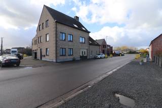 <strong>INDELING</strong><br />Woonkamer met open keuken, voorzien van de volgende toestellen: combi-oven, koelkast, vaatwasmachine, vitro keramische kookplaat en afzuigkap, badkamer voorzien van ruime inloopdouche, badkamermeubel en toilet, ruime berging/wasplaats met aardgasbrander voor CV en warmwaterbereiding en aansluiting voor wasmachine/droogkast, nachthal, slaapkamer, inderkamer/bureauruimte.<br /><br /><strong>BUITEN</strong><br />Carport (de middelste gelegen achter het appartementsgebouw.<br />Gemeenschappelijke fietsenberging (de achterste, gelegen achter het appartementsgebouw).<br /><br />Er zijn geen gemeenschappelijke huurlasten.