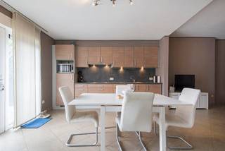 <p>Gelijkvloers appartement met terras.<br /><br />Op 5 minuutjes van het centrum van Ham vinden we dit gelijkvloers appartement met terras. De Heidestraat ter hoogte van nummer 99B is the Place to Be.</p>
<p>Er is voldoende gratis parking voor de deur en het appartement zelf heeft ook een achter koertje ter beschikking. Het gebouw is in 2000 opgeleverd wat maakt dat alles nog in perfecte nieuwstaat verkeerd.</p>
We komen binnen via de inkomhal. Meteen worden we verrast door de openheid van de dit appartement. De moderne keuken, de living en de eetkamer vormen hier 1 geheelde. Grote raampartijen met zicht op het terras zorgen voor voldoende lichtinval. Dit zorgt voor een groot ruimtelijk gevoel.<br />
<p>De slaapkamers is voldoende ruim en functioneel uitgerust.</p>
<p>Verder vinden we de badkamer met ligbad en douche scherm enkel lavabo met badkamermeubel en een toiletten.</p>
<p>Heeft u graag een bezoekje ter plaatse bel ons dan onmiddellijk. 089/20.89.89.</p>
<br />
<p></p>