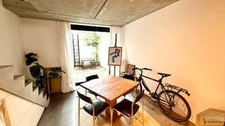 In een rustige buurt in het centrum van Gent vindt u deze eigentijdse, laag-energetische woning. Dankzij de vlotte bereikbaarheid van de R40 en N9, en met scholen, winkels en openbaar vervoer op wandelafstand, geniet u hier van het beste van twee werelden: rustig wonen met alle stedelijke voorzieningen vlakbij.<br /><br />De woning werd ontworpen met oog voor kwaliteit, duurzaamheid en harmonie met de omgeving.<br /><br />Bij het binnenkomen treft u op de gelijkvloerse verdieping de open keuken en een aangename eetruimte. Vanuit hier loopt u via de patiodeur zo het terras op, dat bij mooi weer dienst kan doen als een zonnige buitenkamer.<br /><br />Een verdieping hoger vinden we een volledig opengewerkte, polyvalente leefruimte en op de tweede verdieping is er de hoofdslaapkamer aansluitend op de centrale badkamer (douche, lavabo en wc) en een tweede kamer die perfect inzetbaar is als logeer- of kinderkamer, dressing of bureau.<br /><br />Elke verdieping beschikt bovendien over ruime ingemaakte kasten, wat voor extra comfort en opbergruimte zorgt.<br /><br />Dankzij de grote glaspartijen die zich uitstrekken over de volledige hoogte van het gebouw en doorlopen tot in het dak, baadt de woning in natuurlijk licht en wordt het ruimtegevoel versterkt. De voorgevel in strakke, natuurkleurige betonpanelen draagt niet alleen bij aan de moderne uitstraling, maar zorgt ook voor een uitstekende akoestische isolatie.<br /><br />De woning werd volledig opgetrokken in hoogwaardige materialen die garant staan voor een duurzaam, modern en energiezuinig wooncomfort.<br /><br />Beschikbaar 01/01/2027.<br /><br /><strong>Bezoeken?</strong><br />U kunt dit eenvoudig zelf inplannen via de afsprakenlink op onze website voor het bezoekmoment van woensdag 30 september.