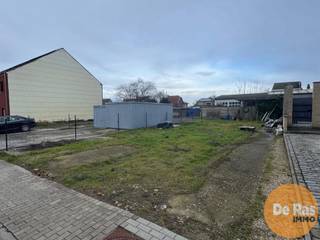 HELDERGEM - Bouwgrond voor halfopen bebouwingZeer rustig gelegen bouwgrond voor halfopen bebouwing, in een klein straatje vlak bij het dorp. Met een...