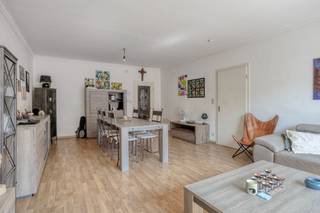 Op zoek naar een interessante investering of een comfortabel appartement op een gunstige ligging? Dan is dit appartement zeker een bezoek waard. Gelegen aan de stadsrand van Tongeren geniet u hier van een rustige woonomgeving, terwijl scholen, natuur, winkels en het openbaar vervoer zich op wandelafstand bevinden. Ook het stadscentrum is vlot bereikbaar.<br /><br />Het appartement beschikt over twee slaapkamers en biedt een aangename en praktische indeling met lichtrijke leefruimtes en alle comfort voor een zorgeloos woonplezier.<br /><br />Extra troeven zijn de privatieve kelderberging, die zorgt voor bijkomende opbergruimte, en de afzonderlijke garagebox waar u uw wagen veilig kunt parkeren.<br /><br />Momenteel is het appartement verhuurd (€ 614/maand), waardoor het ook een interessante opportuniteit vormt voor investeerders die op zoek zijn naar een eigendom met onmiddellijk huurrendement.<br /><br />Bent u op zoek naar een goed gelegen appartement met een uitstekende bereikbaarheid en een interessant rendementspotentieel? Neem dan gerust contact met ons op via immo@confideo.be of op het nummer 012 23 23 11 voor meer informatie of een bezichtiging.<br />