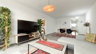<p>Bij ImmoFusion 7/7 “open huis” : klik op onze 3D-TOUR.<br />Ervaar vastgoed alsof je er zelf doorloopt!</p>
<p>Op zoek naar een gezellige woning in het centrum van Heusden? Dan is deze woning zeker een bezoekje waard. Je woont hier op een centrale ligging, met winkels, horeca en dagelijkse voorzieningen letterlijk binnen handbereik. En als extra troef heb je een heerlijk buitenterras/daktuin waar je na een drukke dag lekker tot rust kunt komen.</p>
<p>Via de inkomhal kom je de woning binnen. Hier is er handige bergruimte en een apart toilet voorzien. Loop je verder, dan kom je in de aangename leefruimte. De woonkamer en open keuken sluiten mooi op elkaar aan, waardoor je een gezellige en open sfeer krijgt.</p>
<p>De keuken is modern ingericht en voorzien van de nodige toestellen. Er is bovendien heel wat kastruimte, zodat je alles netjes kunt opbergen. Dankzij de open indeling blijf je tijdens het koken gezellig betrokken bij de rest van de leefruimte.</p>
<p>Ook de badkamer mag gezien worden. Deze is uitgerust met een ruime inloopdouche, een mooi badmeubel met dubbele wastafel, een spiegelkast én een toilet. Alles wat je nodig hebt dus, in een verzorgde en praktische ruimte.</p>
<p>Boven vind je twee mooie, volwaardige slaapkamers. Beide kamers zijn ruim genoeg om er een comfortabele slaapkamer van te maken en bieden daarnaast nog mogelijkheden voor bijvoorbeeld een dressing, bureau of hobbyruimte.</p>
<p>Maar de echte verrassing is misschien wel de buitenruimte. Het mooie terras/de daktuin is een heerlijke plek om van het zonnetje te genieten, gezellig iets te drinken met vrienden of gewoon even te ontsnappen aan de dagelijkse drukte. Een fijne buitenplek die deze woning helemaal compleet maakt.</p>
<p>Ook qua ligging zit je hier goed. De Koolmijnlaan is gekend om haar grote aanbod aan winkels en gezellige horecazaken. Voor je dagelijkse boodschappen hoef je zelfs niet ver te gaan: een grote supermarkt ligt vlakbij. Alles wat je nodig hebt, bevindt zich dus in de directe omgeving.</p>
<p>Een woning die vooral uitblinkt in comfort, gezelligheid en ligging. Ideaal voor wie centraal wil wonen en graag alles dichtbij heeft, maar toch wil kunnen genieten van een eigen buitenruimte.<br /><br />Pluspunten:<br />- Instapklare woning<br />- 2 volwaardige slaapkamers<br />- Moderne en open keuken <br />- Veel kastruimte in de keuken<br />- Mooie badkamer met inloopdouche<br />- 2 toiletten (1 apart)<br />- Handige bergruimte<br />- Prachtig buitenterras/daktuin van 48m²<br />- Zeer centrale ligging<br />- Winkels, supermarkt en horeca vlakbij<br /><br />Maatregelen opgenomen in het Maatregelenregister: nee<br /><br />Voor een bezichtiging ter plaatse of meer info, bel ons op 078/78.78.70, of kom gewoon binnen op ons kantoor, steeds welkom!</p>