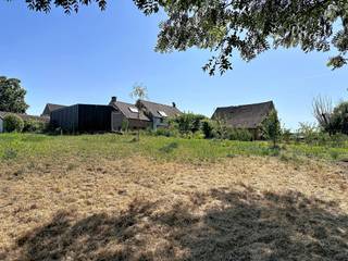 <p>Lennik (Eizeringen) : Op zoek naar een woning met RUIMTE, KARAKTER en MOGELIJKHEDEN? Deze GROTENDEELS GERENOVEERDE HOEVEWONING beschikt over een goede basis om er een bijzonder AANGENAME THUIS van te maken. Hier en daar zijn nog wat SCHILDERWERKEN en een aantal KLEINE afwerkingen nodig maar dit geeft jullie de kans om jullie eigen stempel te drukken. Het perceel van 33a84 met STAL, biedt mogelijkheden voor wie van dieren, tuinieren of gewoon van het buitenleven houdt. Ze omvat 6 RUIMTES die als slaapkamer, bureau, commerciële ruimte kunnen benut worden. Aan jullie om deze een bestemming te geven. 2 badkamers met bad en douche. Leefkeuken en GEZELLIGE woonkamer met UITZICHT op de ZUIDGERICHTE TUIN. Garage. Voldoende opbergruimte. Kortom, een huis met POTENTIEEL! Goede verbinding BRUSSEL/NINOVE. +++ EPC 'D' +++ ELEKTRISCHE KEURING CONFORM +++ Interesse? Bel IMMO-STORE op 02 203 03 03 voor een bezoek ter plaatse!</p>