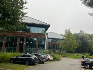 Ontdek deze prachtige kantoorruimte van 380 m², ideaal gelegen in het Lion Office, in het hart van een dynamisch, groen bedrijvenpark...