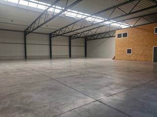 <p><strong>Te huur: magazijn met kantoren, ideaal gelegen in Achêne!</strong></p>
<p>Wij bieden u een magazijn van ca. 625 m² met een mooie vrije hoogte, evenals 145 m² kantoorruimte met keuken, toilet en doucheruimte.<br />Het gebouw is uitgerust met twee grote sectionaalpoorten en voldoet aan de nieuwste isolatienormen.<br />Ideaal gelegen in de zone van Achêne, op slechts 3 minuten van de afrit E411: snelle toegang en optimale zichtbaarheid.</p>
<p>Voorschot op kosten: €200/maand (water, gas, elektriciteit).</p>
<p><strong>Geïnteresseerd? Neem vandaag nog contact met ons op voor meer informatie of om een bezichtiging te plannen</strong></p>