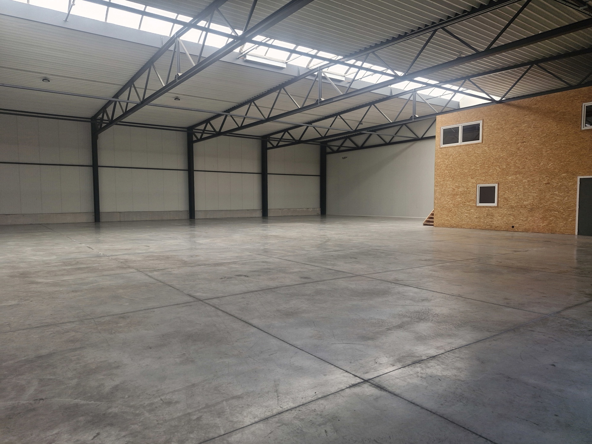 Magazijn + kantoren 770 m² te huur - Achêne / E411 Bedrijventerrein - foto 3