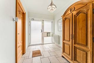 <p>Te koop: ruime woning in het centrum van Ooigem, gelegen aan de Oostrozebeeksestraat, met een tuin van 425 m².</p>

<p><strong>Naast de woning ligt een stuk bouwgrond van 512 m². Voor voorwaarden, bel het kantoor.</strong></p>

<p>Deze kloek gebouwde woning uit 1971 biedt een zee aan ruimte en is ideaal voor wie wonen en werken wil combineren. Dankzij de twee kantoorruimtes op het gelijkvloers is thuiswerken of een zelfstandige activiteit perfect mogelijk. Het EPC-label C zorgt voor een degelijk energiecomfort, wat een mooie troef is voor een woning van deze leeftijd. De centrale ligging in Ooigem maakt dat winkels, scholen en openbaar vervoer vlot bereikbaar zijn.</p>

<p> </p>

<p>Belangrijkste ruimtes:<br />• Ruime woonkamer met veel lichtinval<br />• Keuken met directe toegang tot de tuin<br />• Twee aparte kantoorruimtes op het gelijkvloers<br />• Vijf slaapkamers, ideaal voor een groot gezin<br />• Badkamer met ligbad en wastafel<br />• Garage en meerdere staanplaatsen<br />• Kelder voor extra opslag<br />• Zeer ruime zolderruimte<br />• Grote tuin (425 m²) met mogelijkheden voor ontspanning</p>

<p> </p>

<p>Troeven:<br />• Enorm ruime woning, kloek gebouwd<br />• Twee kantoorruimtes op het gelijkvloers<br />• EPC-label C</p>

<p>Links van de woning ligt er een stuk bouwgrond, dit kan mee aangekocht worden bij de woning. Voor voorwaarden, bel het kantoor.</p>

<p>Neem vandaag nog contact op met je ERA-makelaar voor een bezoek.</p>

<p> </p>

<p>JOUW DROOMHUIS. ZO GEVONDEN!</p>