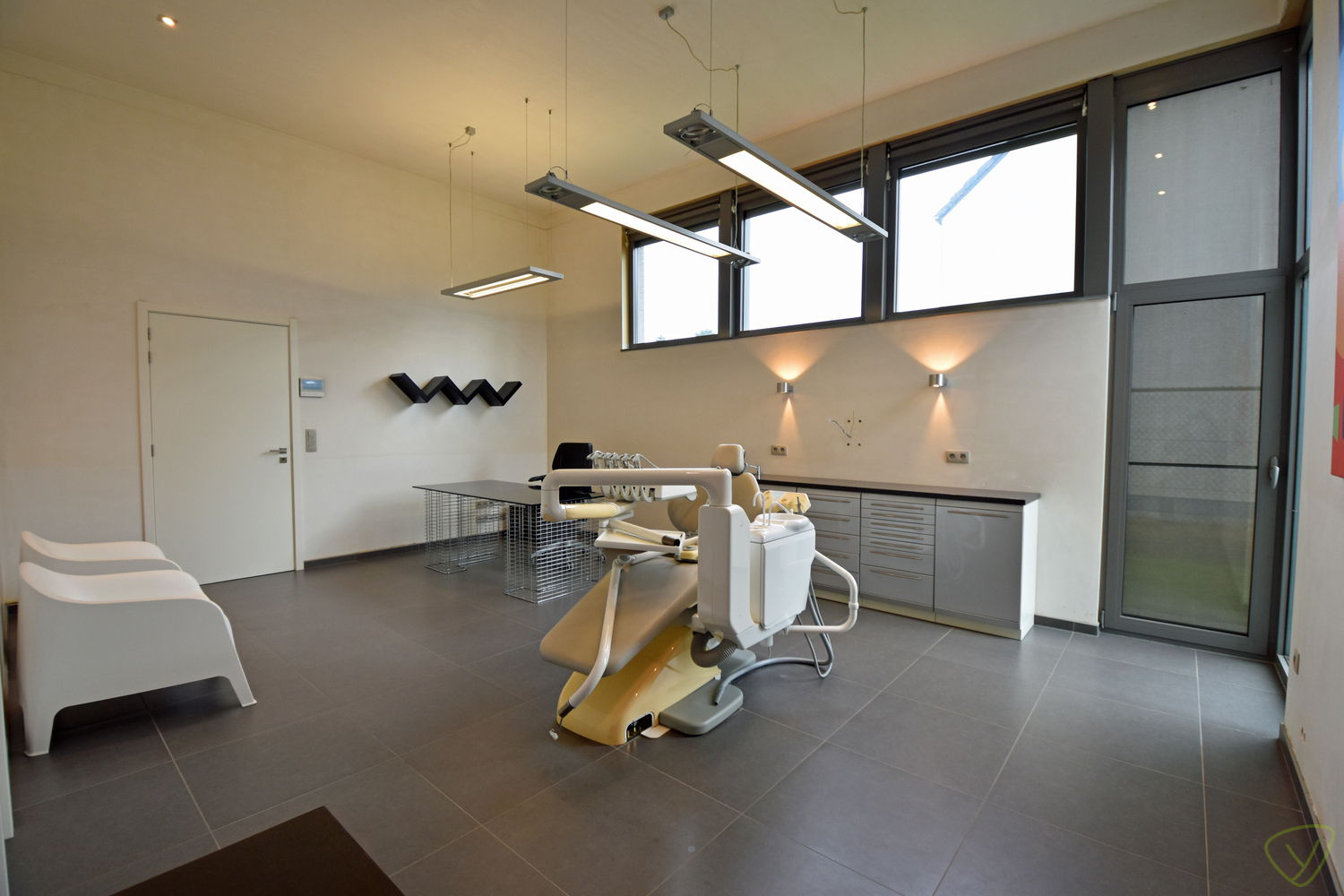 Moderne praktijkruimte te huur te Eeklo! - foto 3