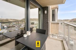 <p><span>Schitterend appartement met 3 slaapkamers en prachtig duinenzicht in Bredene</span></p><p><span>Dit ruim en lichtrijk appartement is gelegen op een </span><span>absolute topligging in Bredene</span><span>, met een prachtig open zicht op de Bredense duinengordel. Het klassevolle gebouw bevindt zich op wandelafstand van winkels, het strand en de tramhalte, wat zorgt voor een uitzonderlijk comfortabele ligging aan de kust.</span></p><p><span>Het appartement bevindt zich op de </span><span>derde verdieping</span><span> en beschikt over een terras aan de voorzijde met een schitterend open uitzicht, evenals een </span><span>ruim zonneterras achteraan</span><span>.</span></p><p><span>Indeling:</span><span><br />Ruime en lichtrijke woonkamer met aansluitend terras en open zicht, volledig uitgeruste en bijzonder ruime keuken voorzien van alle comfort, inkomhal, ruime berging, drie volwaardige slaapkamers achteraan met toegang tot het zonneterras, twee badkamers waarvan één met lavabo, toilet en ligbad en één met lavabo en douche, en een apart toilet.</span></p><p><span>Extra troeven:</span></p><ul><li><span>Mogelijkheid tot aankoop van </span><span>één of twee ondergrondse garageboxen</span><span> in het gebouw</span></li><li><span>Zeer gunstig EPC</span></li><li><span>Elektriciteit conform</span></li><li><span>Momenteel verhuurd aan </span><span>betrouwbare huurders</span><span>, ideaal als investering</span></li></ul><p><span>Kortom, een ruim en kwalitatief appartement met uitzonderlijk zicht, gelegen op een van de beste locaties in Bredene.</span></p>