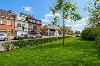 Welkom in deze verrassend ruime duplexwoning (215m²), gelegen in een rustige en goed bereikbare woonwijk in Ekeren. U woont hier in een aangename omgeving met veel open ruimte, op korte afstand van winkels, scholen en openbaar vervoer.<br />Het treinstation bevindt zich op slechts 1,5 km en de Ring rond Antwerpen bereikt u in ongeveer 10 minuten. In de nabijheid vindt u bovendien verschillende natuurgebieden zoals De Oude Landen, de Ekerse Putten en Muisbroek, ideaal voor wie houdt van wandelen en ontspannen in het groen.<br /><br />Indeling van de woning:<br />De woning betreft een duplex en is toegankelijk via een aparte inkom op het gelijkvloers, met de leefruimtes op de eerste en tweede verdieping.<br /><br />Op de eerste verdieping bevindt zich een bijzonder ruime en lichtrijke leefruimte. De aparte keuken geeft toegang tot een aangename patio/stadstuin met zuidoost oriëntatie. Verder vindt u op deze verdieping een nachthal met vestiaire, een zeer ruime slaapkamer, een badkamer met inloopdouche, lavabo en aansluitingen voor wasmachine en droogkast, evenals een apart toilet.<br /><br />Via een overloop op tussenverdieping bereikt u de tweede verdieping, waar zich nog drie zeer ruime slaapkamers bevinden. Daarnaast is er een tweede badkamer met inloopdouche en lavabo, een apart toilet en een praktische bergzolder.<br /><br />Buitenruimte:<br />De patio/stadstuin vormt een gezellige buitenruimte waar u in alle rust kan genieten, ideaal voor een koffiemoment of een zomerse avond.<br /><br />Troeven van de woning:<br />- Zeer ruime duplexwoning<br />- Vier volwaardige slaapkamers<br />- Twee badkamers en twee toiletten<br />- Instapklaar<br />- Dak geïsoleerd, recente ramen en condensatieketel<br />- Energiezuinig C-label (eenvoudig naar B te brengen met zonnepanelen)<br />- Ideaal voor grotere gezinnen of inwonende ouder<br />- Gunstige ligging nabij station en Ring<br /><br />Kortom:<br />Deze woning is ideaal voor gezinnen met 2 à 3 kinderen die op zoek zijn naar ruimte, comfort en een instapklare woning. Dankzij de doordachte indeling en het aantal slaapkamers en badkamers is dit ook een uitstekende keuze voor wie wonen en samenleven met een ouder wil combineren.<br />Hier woont u rustig, met alle voorzieningen en natuurgebieden binnen handbereik. Absoluut een bezoek waard!