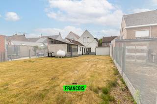 Ontdek de mogelijkheden van deze lichtrijke halfopen woning in Eine. Gelegen aan een verbindingsweg en met winkels, scholen en openbaar vervoer in...