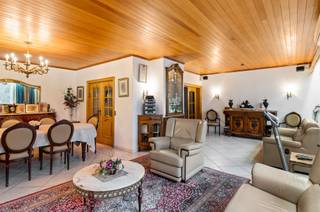 <p><span><span>Op de vierde verdieping van een verzorgd gebouw bevindt zich dit ruim en licht appartement met prachtig uitzicht over het Stadspark. De leefruimte heeft brede raampartijen en directe toegang tot het balkon.Aansluitend ligt de </span><strong>gemoderniseerde keuken</strong><span>, eveneens met toegang tot het balkon, ingericht als </span><strong>kosjere keuken</strong><span> met </span><strong>twee spoelbakken en twee afzonderlijke werkbladen</strong><span>.</span></span></p><p><span><span>Aan de rustige achterzijde bevinden zich drie volwaardige slaapkamers met toegang tot het terras. De master heeft een en-suite badkamer; de overige kamers delen een tweede douchekamer.Het appartement vraagt nog modernisering van sanitair en afwerking, maar biedt een royale indeling en veel potentieel op een toplocatie.</span></span></p><p><span><span>Verder aanwezig: aparte wasplaats/berging, privatieve kelder, airco, automatische zonwering vooraan en rolluiken achteraan. Er bestaat bovendien de mogelijkheid om een autostaanplaats aan te kopen voor 35.000euro.</span></span></p><p><span><span>EPC: label C – certificaatnummer 20240729-0003325509-RES-1.</span></span></p><p><span><strong>Troeven</strong></span></p><ul><li><span><span>Uniek uitzicht op Stadspark</span></span></li><li><span><span>Ruime leefruimte met balkon</span></span></li><li><span><span>Moderne kosjere keuken met dubbele spoelbakken &amp; werkbladen</span></span></li><li><span><span>3 slaapkamers en tweede terras</span></span></li><li><span><span>Airco, zonwering en kelderberging</span></span></li><li><span><span>Veel potentieel na verdere modernisering</span></span></li></ul><p><span><strong>Interesse?</strong></span><br /><span><span>Contacteer ons via michael@vastpuntgoed.be of 03 326 95 40.</span></span></p>