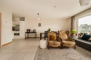 <p><span>APPARTEMENT SPACIEUX AVEC 2 CHAMBRES, TERRASSE ET GARAGE (+ € 30 000) AU CŒUR DE MALINES</span></p><p><span>Vous recherchez un appartement spacieux et prêt à emménager, bénéficiant d’un emplacement de choix dans le centre de Malines ? Alors cet appartement lumineux, situé au deuxième étage de la Résidence Bergstraat, mérite sans aucun doute une visite.</span></p><p><span>Le hall d’entrée vous permet d’accéder aux différentes pièces de l’appartement. Le vaste espace de vie avec cuisine ouverte bénéficie d’une lumière naturelle abondante et s’ouvre directement sur une agréable terrasse où vous pourrez vous détendre en toute tranquillité.</span></p><p><span>L'appartement dispose en outre de deux chambres à part entière, d'une salle de bains avec baignoire et meuble-lavabo, de toilettes séparées pour les invités et d'un débarras pratique équipé d'une chaudière murale à gaz individuelle. Vous bénéficiez également d'un débarras privatif en sous-sol et d'une buanderie commune.</span></p><p><span>L’achat d’un garage fermé est obligatoire pour cet appartement, au prix de 30 00 €.</span><span> Vous êtes ainsi assuré de disposer d’une place de parking sécurisée, ce qui constitue une valeur ajoutée indéniable au centre de Malines.</span></p><p><span>Grâce à son emplacement exceptionnel, vous alliez ici l’animation du centre-ville de Malines au confort d’un appartement spacieux et d’un garage privé. Idéal comme logement familial, premier achat ou investissement sans souci.</span></p>