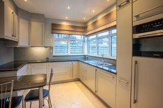 Vrijstaande gezinswoning met drie slaapkamers in het hartje van HoogstratenOp zoek naar een ruime woning in een rustige en kindvriendelijke straat,...