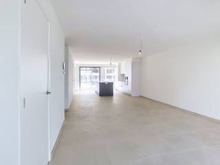 In het centrum van Roeselare, vlakbij de Grote Markt, vinden we dit prachtig afgewerkt nieuwbouwappartement terug op de eerste verdieping.<br />Het appartement heeft een ruime lichtrijke leefruimte met open keuken.<br />De keuken is van alle moderne apparatuur voorzien. Er zijn 2 slaapkamers, badkamer, apart toilet en berging aanwezig. <br />U beschikt over een heel ruim zonneterras achteraan, aansluitend op de leefruimte. Vooraan beschikt u tevens over een terras bereikbaar vanuit de keuken.<br /><br />Bij het appartement horen ook een kelderberging en garage. U mag tevens gebruik maken van de gemeenschappelijke fietsenberging.<br />Syndic: 60,00 EUR / maand<br /><br />Extra troeven:<br /> - BEN appartement<br /> - Zonnepanelen<br /> - aansluiting op het warmtenet<br /> - volledig geschilderd<br /> - rustig gebouw<br /><br />EPC: 15 kWh/m²jaar (UC2069)