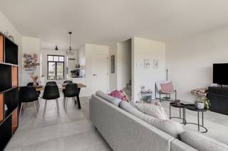 Deze gesloten nieuwbouwwoning is gelegen in het gloednieuwe woonerf "Het Laar" pal in het centrum van Vosselaar.De woning omvat op het gelijkvloers...