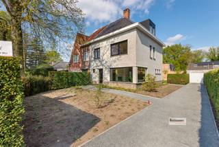 Prachtig gerenoveerde halfopen bebouwing met 4 slaapkamers en 2 badkamers in Kapellen.Deze woning, met een bewoonbare oppervlakte van 191m², biedt de...