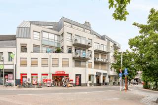 Pal op de MARKT gelegen exclusief luxe-appartement met 3 SLK, 2 badkamers en 2 terrassen. Gelegen in het hart van Waregem: op de Markt in de...