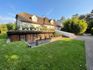 <p>Uitzonderlijke villa met garage voor 17 auto's gelegen in de mooiste villawijk in het schilderachtige Pelt. Deze woonst gelegen op een royaal perceel van 2.574 m², biedt een ongeëvenaarde levensstijl met een totale bruikbare inhoud van circa 1.350 m².</p><p>Met maar liefst 9 ruime slaapkamers biedt deze villa voldoende ruimte voor een groot gezin of gasten. Het riante kantoor (50 m²) met aanpalend een bar, werkkeuken,... biedt een ideale werkruimte voor wie vanuit huis werkt of zakelijke bijeenkomsten organiseert. De prachtige woonkamer, voorzien van parketvloeren, straalt warmte en comfort uit, terwijl de volledig ingerichte keuken een culinair paradijs belooft.</p><p>De villa beschikt in het totaal over 9 slaapkamers (80 m², 75 m², 56 m²,.....) en over een aparte conciërgewoning, ideaal voor kantoor aan huis, inwonend personeel of gastenverblijf. Voor de paardenliefhebber zijn er 3 goed uitgeruste paardenstallen en een tuinberging beschikbaar.</p><p>De ruime garage biedt plaats aan maar liefst 17 auto's, ideaal voor autoliefhebbers of verzamelaars. Met een energievriendelijk EPC van slechts 178 kWh/m² ben je verzekerd van efficiënt energieverbruik.</p><p>Geniet van het buitenleven in de weelderige tuin met verwarmd buitenzwembad van 5 x 13 meter. Een bezoekersparking zorgt voor extra gemak voor gasten. Gelegen nabij de Nederlandse grens in een residentiële omgeving, biedt deze villa privacy en rust, terwijl het toch gunstig gelegen is ten opzichte van voorzieningen en uitvalswegen.</p><p>Ook te koop via overname aandelen vennootschap en betaal geen registratierechten! Info en plannen op onze website.</p><p>Infoplicht: Vg (vergunning uitgereikt) Pg (gelegen in Parkgebied) Gmo (geen rechterlijke herstelmaatregel of bestuurlijke maatregel opgelegd) Gvkr (geen voorkooprecht) vv <br />(verkavelingsvergunning) P-score: A , G-score: A . - Geen asbest - momenteel verhuurd - mogelijks niet voldaan aan de 3/5 bebossingsregeling - achteraan is een elektriciteitscabine</p><p>Dit is geen aanbod, alle informatie is steeds onder voorbehoud van materiële vergissingen en/of wijzigingen.<br />De vermelde oppervlaktes zijn louter indicatief.</p>