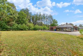 Rustig gelegen gelijkvloerse woning met 2 slaapkamers en ruime garage op een mooi perceel van circa 20a in een bosrijke omgeving. Uitstekende...